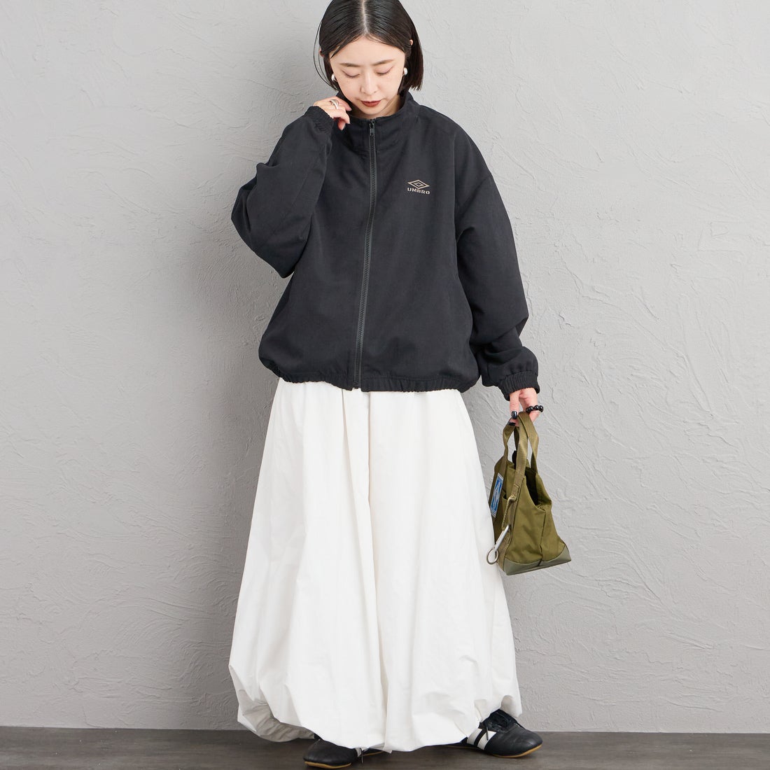 UMBRO [アンブロ] 別注 トラックジャケット [201NK26AW-BZ11-JF] BLACK &&モデル身長：150cm 着用サイズ：S&&
