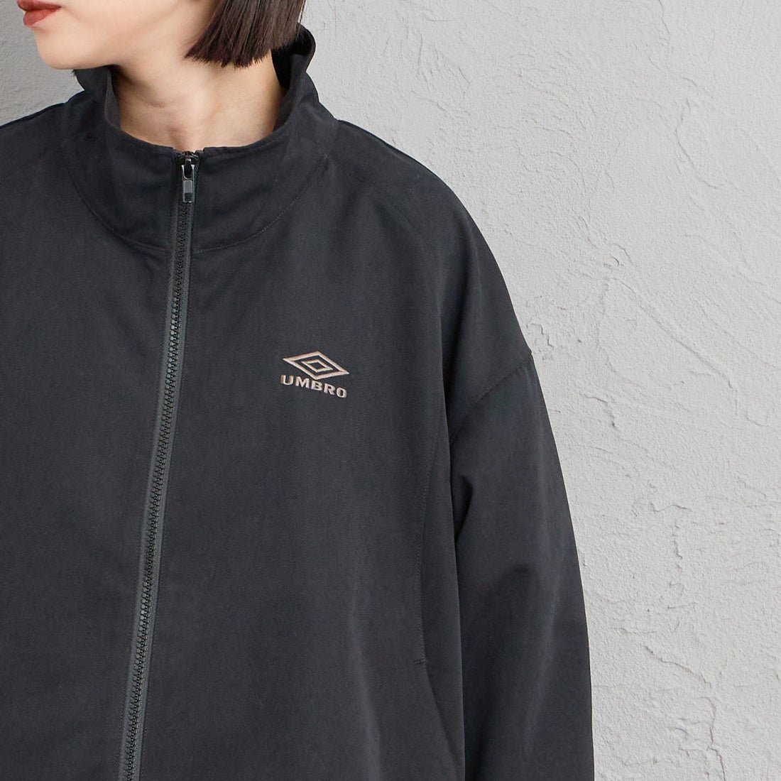 UMBRO [アンブロ] 別注 トラックジャケット [201NK26AW-BZ11-JF] BLACK &&モデル身長：150cm 着用サイズ：S&&