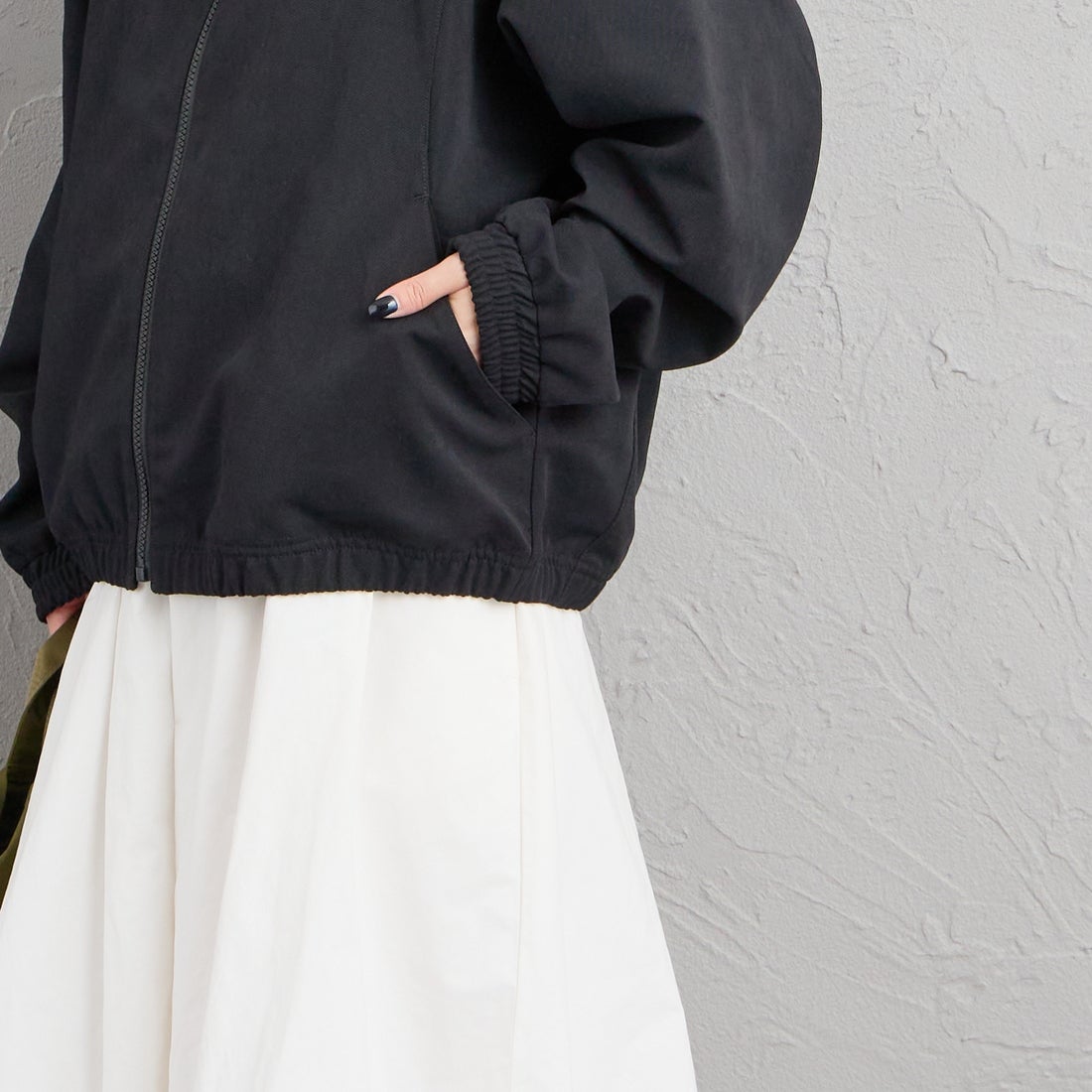 UMBRO [アンブロ] 別注 トラックジャケット [201NK26AW-BZ11-JF] BLACK &&モデル身長：150cm 着用サイズ：S&&