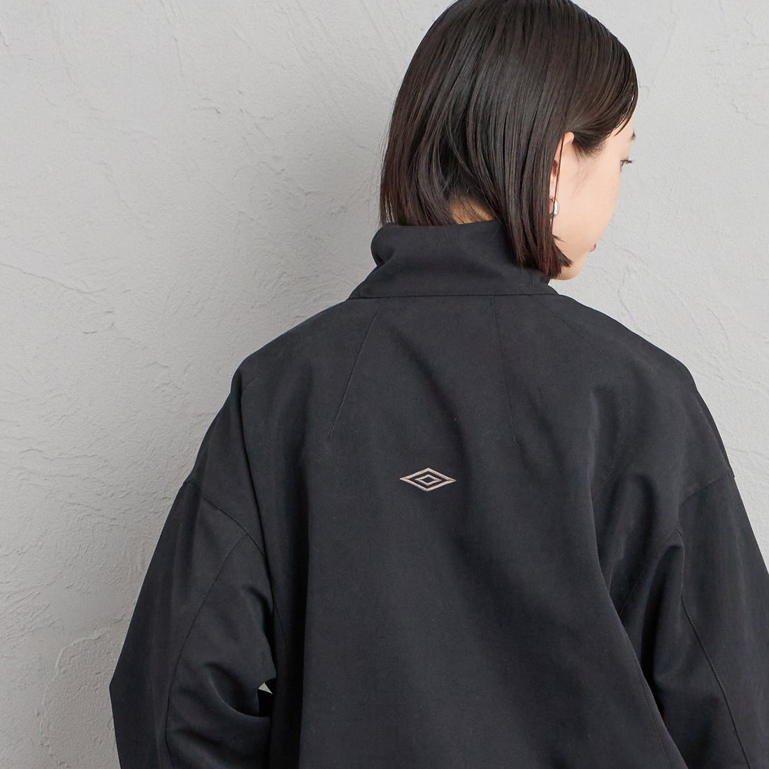 UMBRO [アンブロ] 別注 トラックジャケット [201NK26AW-BZ11-JF] BLACK &&モデル身長：150cm 着用サイズ：S&&