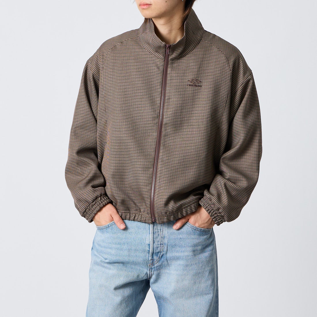 UMBRO [アンブロ] 別注 トラックジャケット [201NK26AW-BZ11-JF] GUN CLUB C &&モデル身長：177cm 着用サイズ：L&&