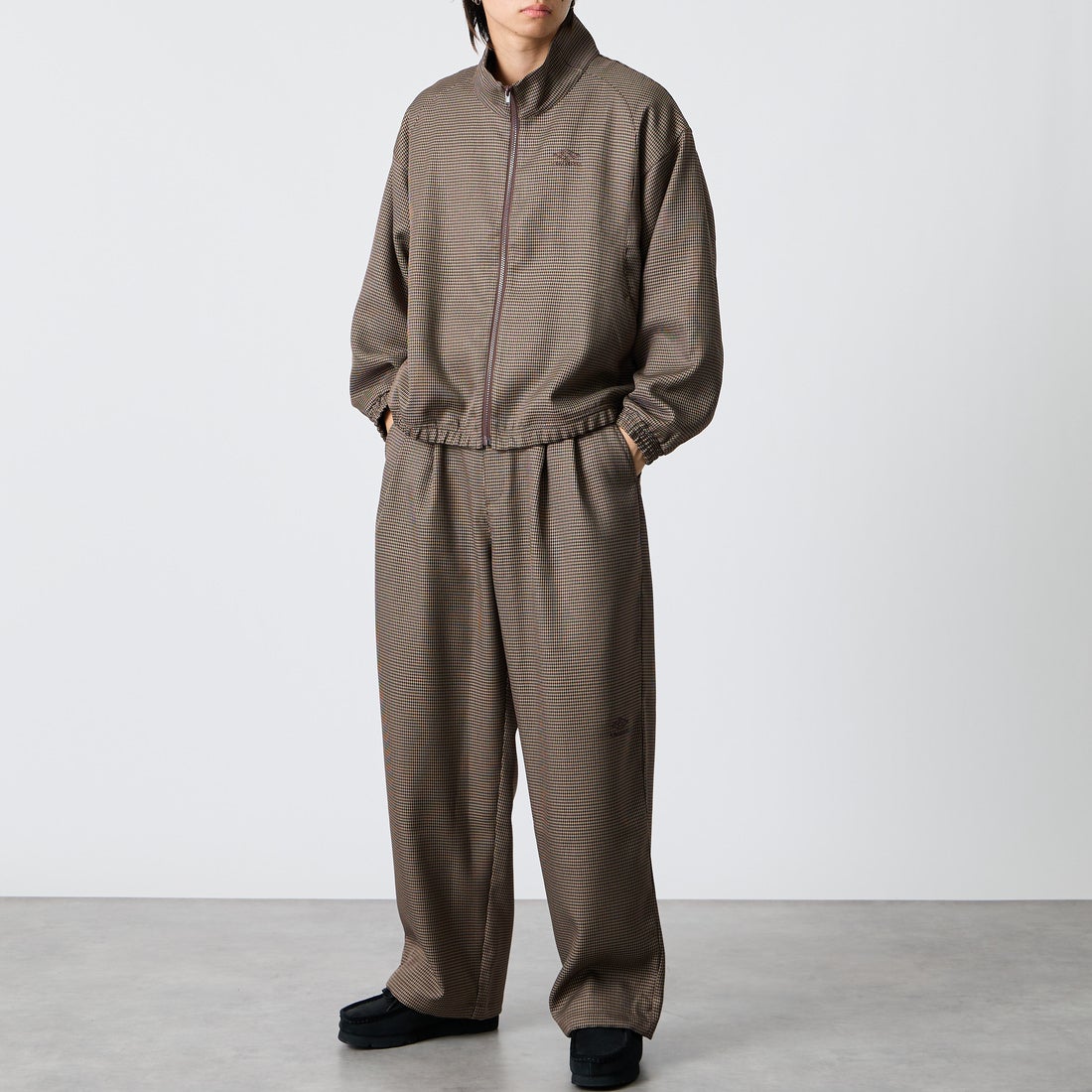 UMBRO [アンブロ] 別注 トラックジャケット [201NK26AW-BZ11-JF] GUN CLUB C &&モデル身長：177cm 着用サイズ：L&&