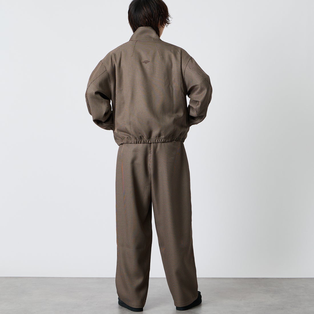 UMBRO [アンブロ] 別注 トラックジャケット [201NK26AW-BZ11-JF] GUN CLUB C &&モデル身長：177cm 着用サイズ：L&&
