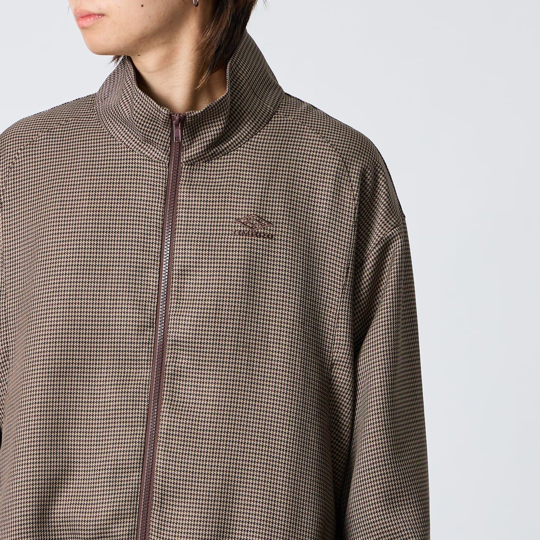 UMBRO [アンブロ] 別注 トラックジャケット [201NK26AW-BZ11-JF] GUN CLUB C &&モデル身長：177cm 着用サイズ：L&&
