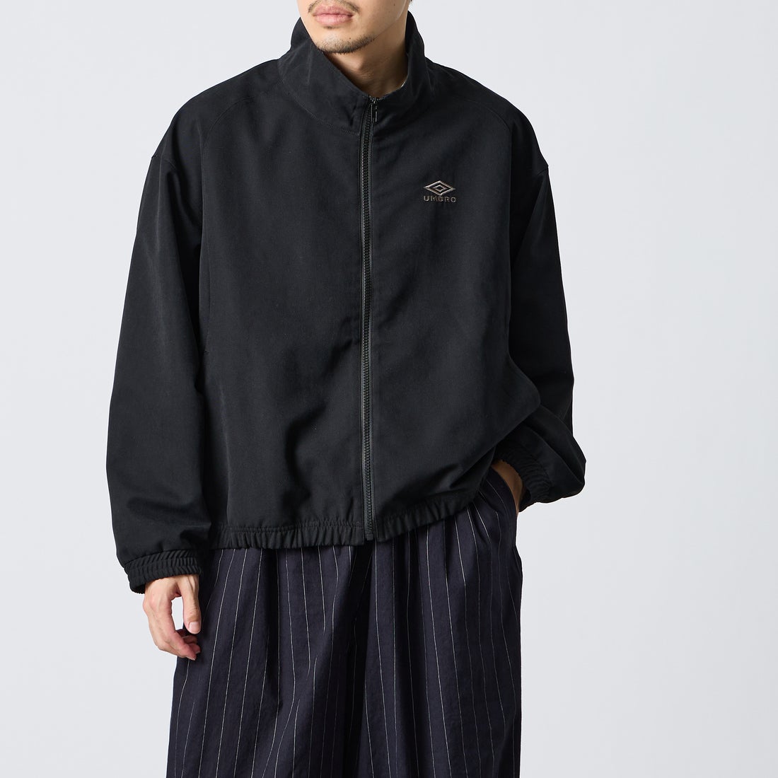 UMBRO [アンブロ] 別注 トラックジャケット [201NK26AW-BZ11-JF] BLACK &&モデル身長：168cm 着用サイズ：L&&