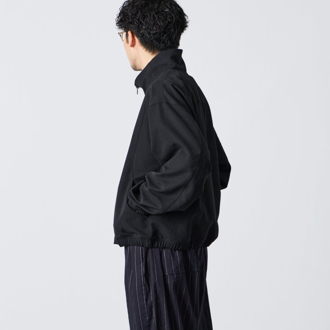 UMBRO [アンブロ] 別注 トラックジャケット [201NK26AW-BZ11-JF] BLACK &&モデル身長：168cm 着用サイズ：L&&