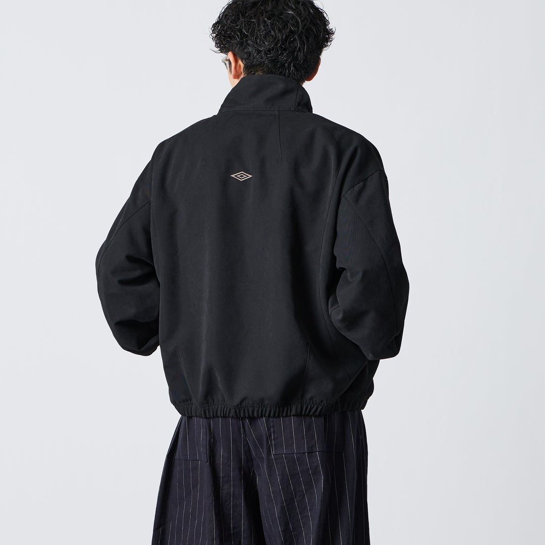 UMBRO [アンブロ] 別注 トラックジャケット [201NK26AW-BZ11-JF] BLACK &&モデル身長：168cm 着用サイズ：L&&