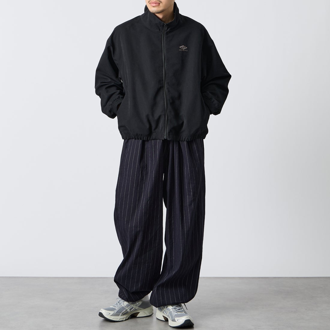 UMBRO [アンブロ] 別注 トラックジャケット [201NK26AW-BZ11-JF] BLACK &&モデル身長：168cm 着用サイズ：L&&