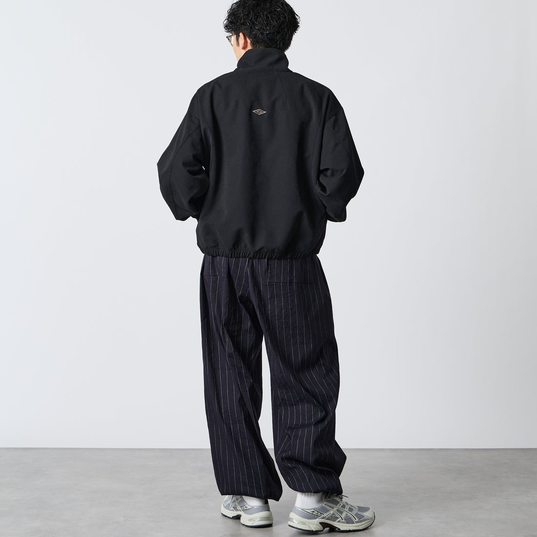 UMBRO [アンブロ] 別注 トラックジャケット [201NK26AW-BZ11-JF] BLACK &&モデル身長：168cm 着用サイズ：L&&