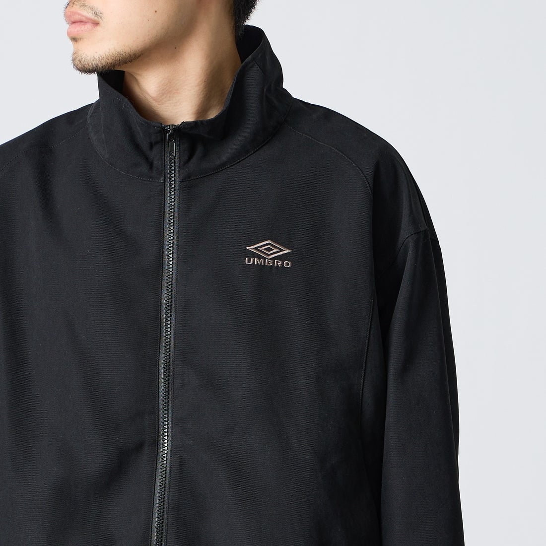 UMBRO [アンブロ] 別注 トラックジャケット [201NK26AW-BZ11-JF] BLACK &&モデル身長：168cm 着用サイズ：L&&