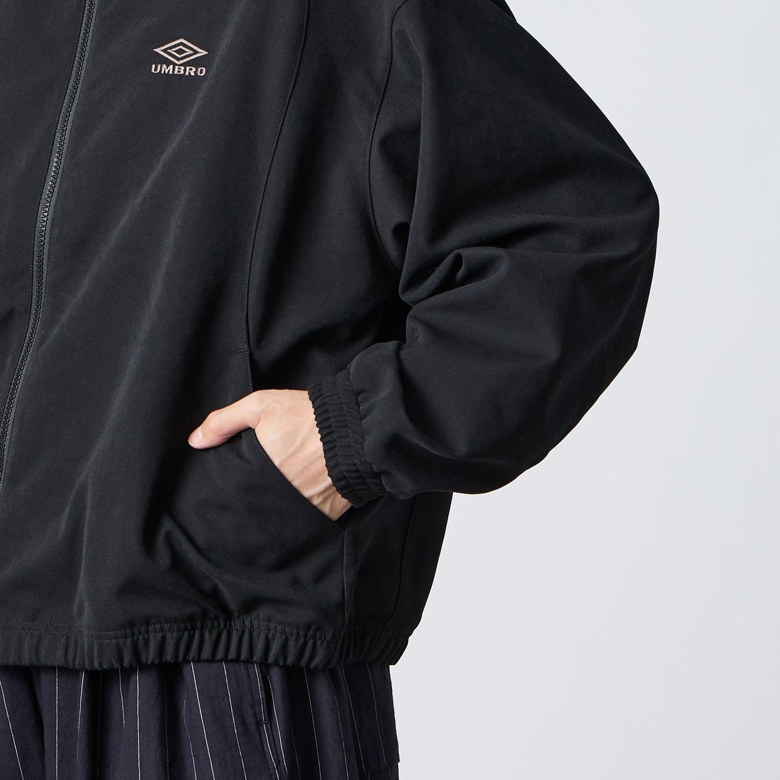 UMBRO [アンブロ] 別注 トラックジャケット [201NK26AW-BZ11-JF] BLACK &&モデル身長：168cm 着用サイズ：L&&