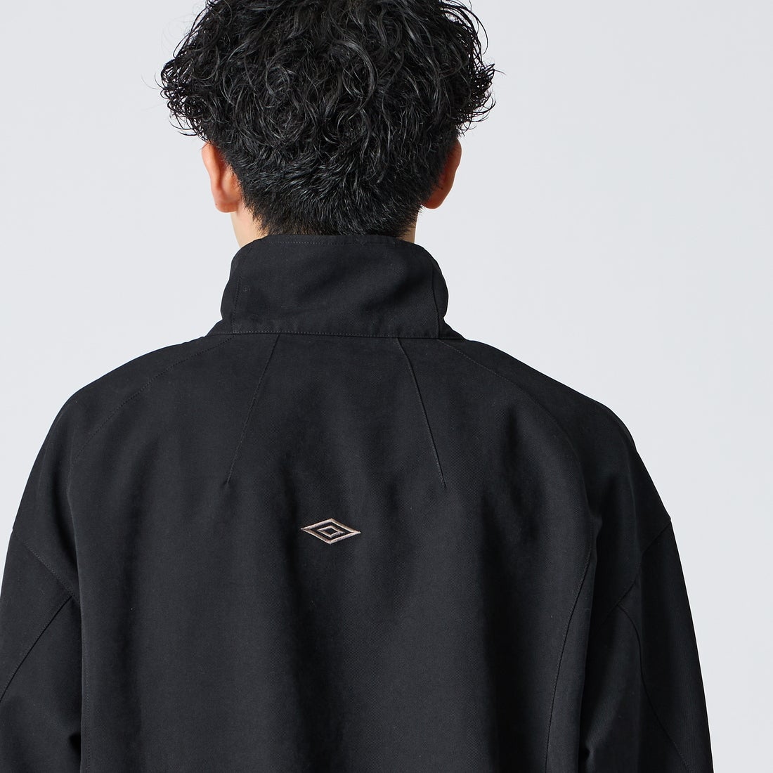 UMBRO [アンブロ] 別注 トラックジャケット [201NK26AW-BZ11-JF] BLACK &&モデル身長：168cm 着用サイズ：L&&