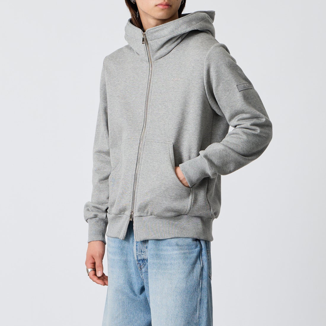 TATRAS [タトラス] 別注 TARAVO ワンポイントロゴジップパーカー [MCKA1178063968-JF] GRAY &&モデル身長：177cm 着用サイズ：2&&
