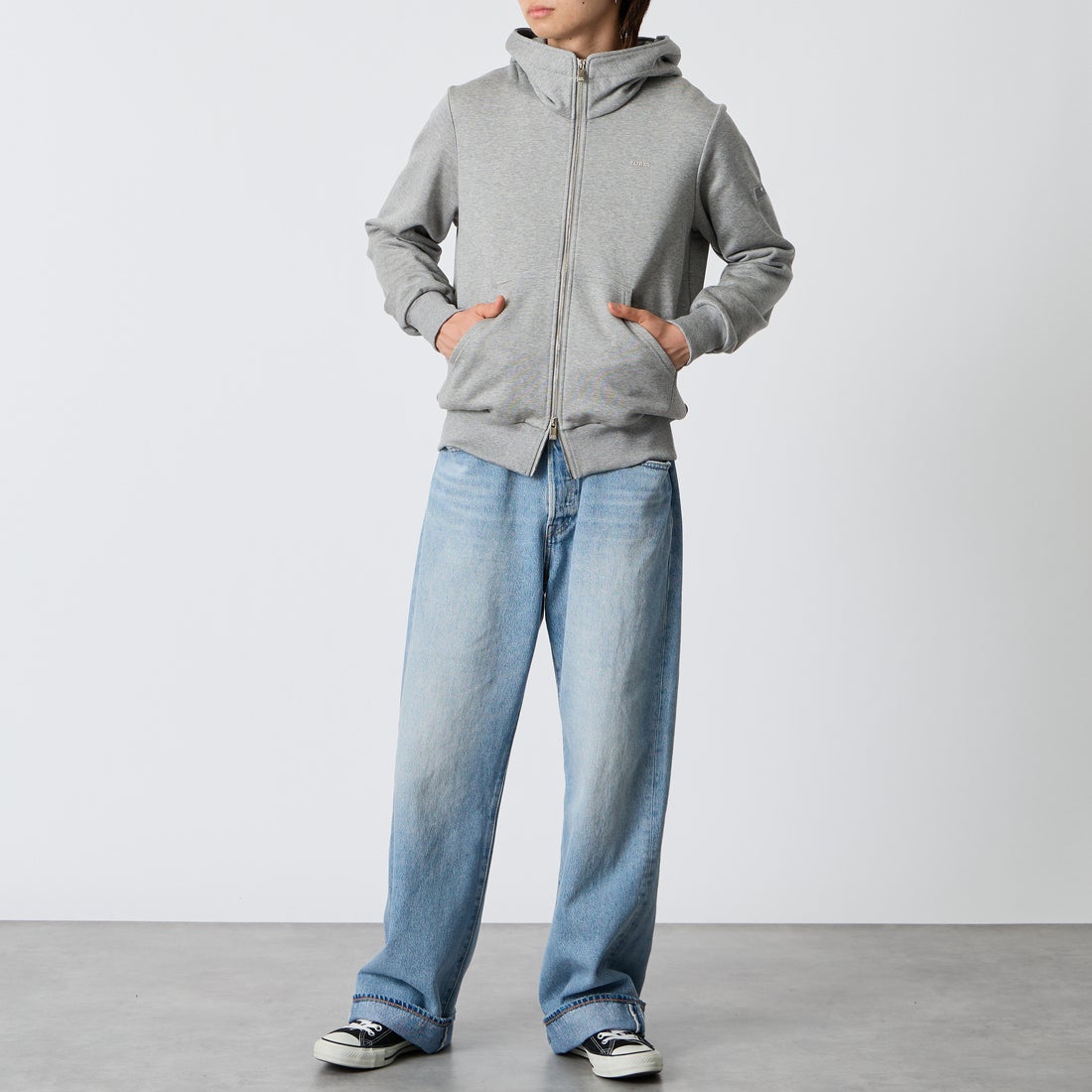 TATRAS [タトラス] 別注 TARAVO ワンポイントロゴジップパーカー [MCKA1178063968-JF] GRAY &&モデル身長：177cm 着用サイズ：2&&
