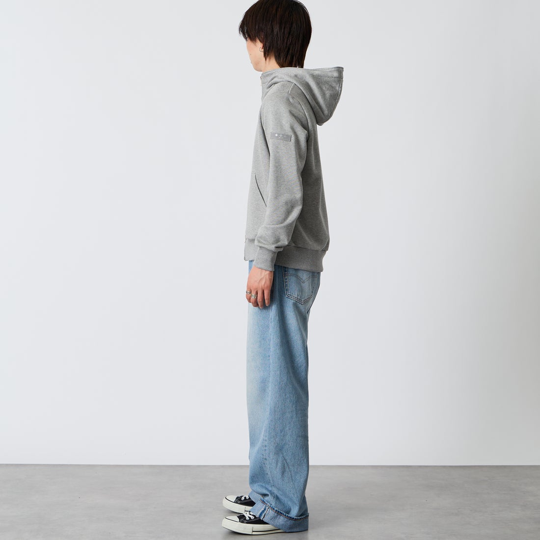 TATRAS [タトラス] 別注 TARAVO ワンポイントロゴジップパーカー [MCKA1178063968-JF] GRAY &&モデル身長：177cm 着用サイズ：2&&