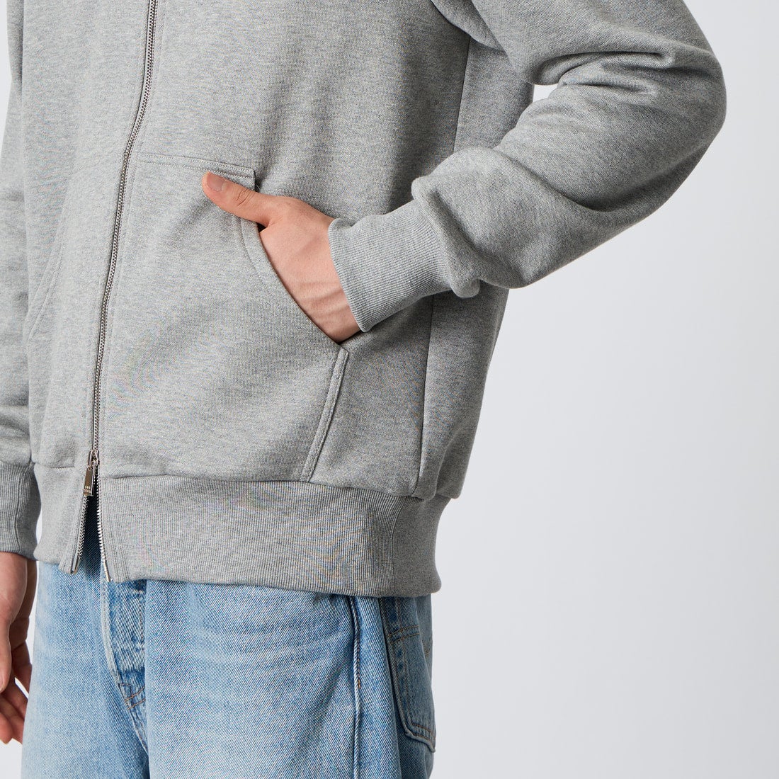 TATRAS [タトラス] 別注 TARAVO ワンポイントロゴジップパーカー [MCKA1178063968-JF] GRAY &&モデル身長：177cm 着用サイズ：2&&ラス] 別注 TARAVO ワンポイントロゴジップパーカー [MCKA1178063968-JF]