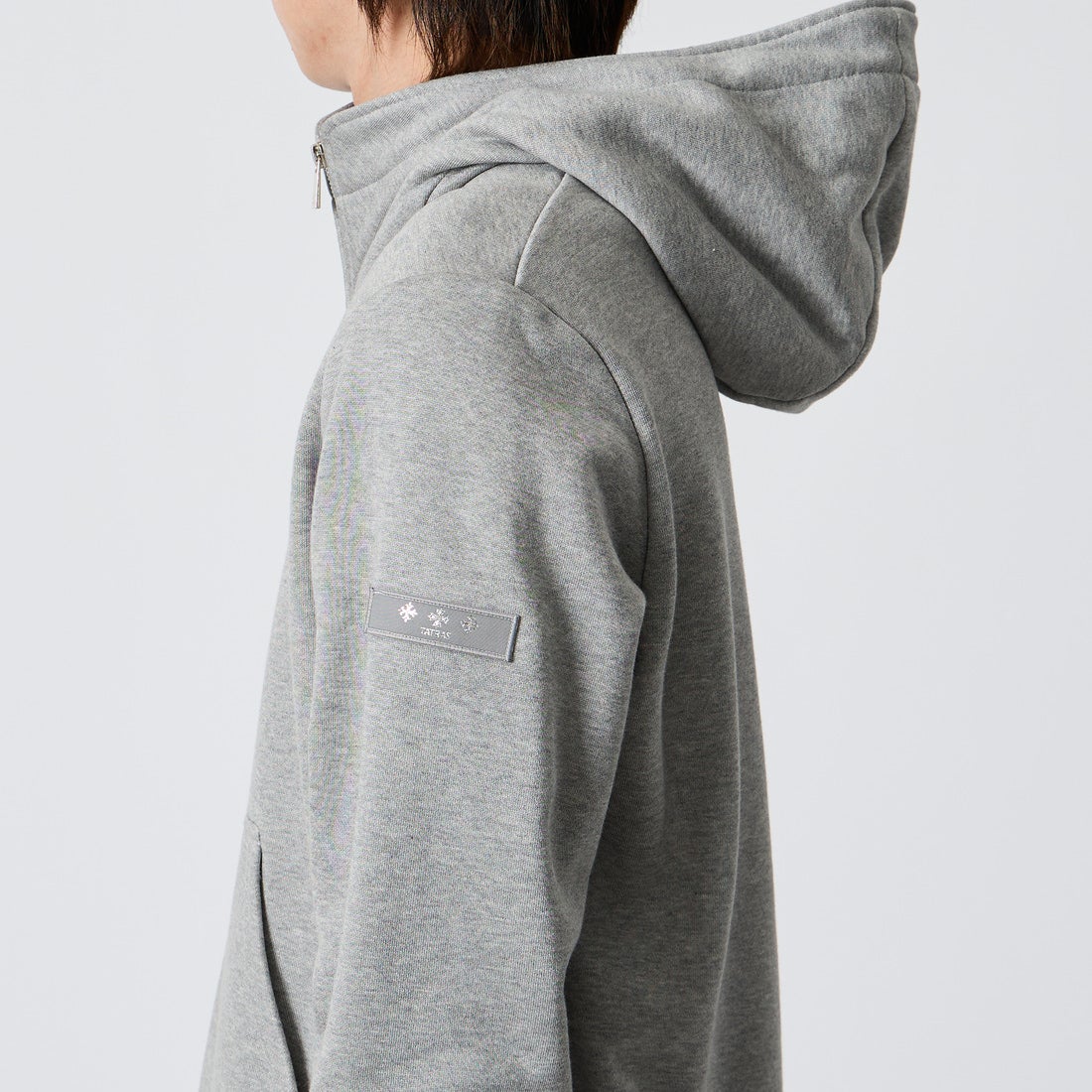 TATRAS [タトラス] 別注 TARAVO ワンポイントロゴジップパーカー [MCKA1178063968-JF] GRAY &&モデル身長：177cm 着用サイズ：2&&