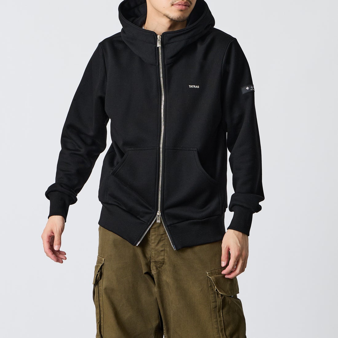 TATRAS [タトラス] 別注 TARAVO ワンポイントロゴジップパーカー [MCKA1178063968-JF] BLACK &&モデル身長：168cm 着用サイズ：2&&