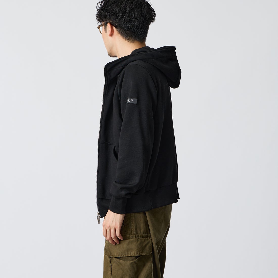TATRAS [タトラス] 別注 TARAVO ワンポイントロゴジップパーカー [MCKA1178063968-JF] BLACK &&モデル身長：168cm 着用サイズ：2&&