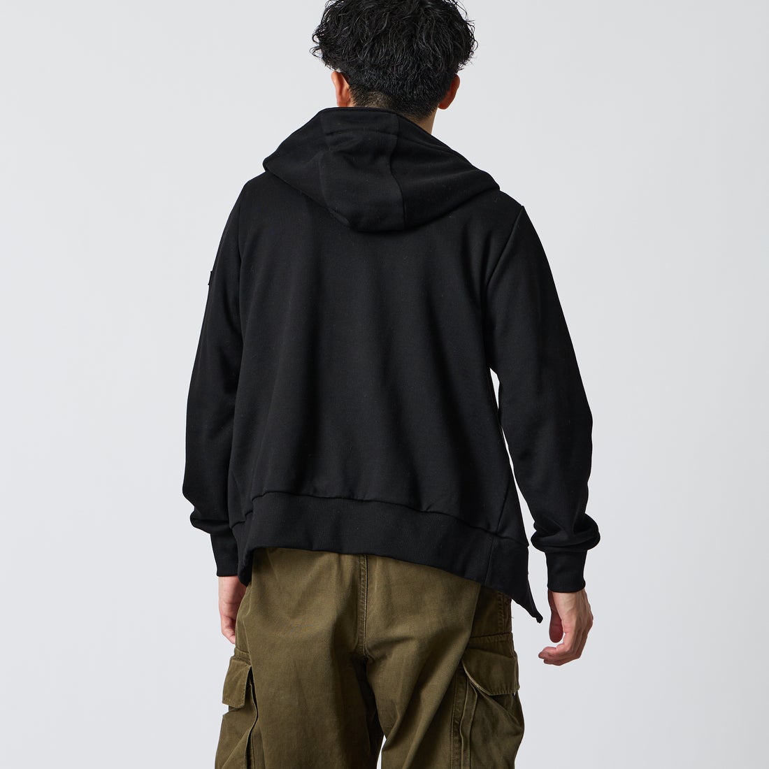 TATRAS [タトラス] 別注 TARAVO ワンポイントロゴジップパーカー [MCKA1178063968-JF] BLACK &&モデル身長：168cm 着用サイズ：2&&