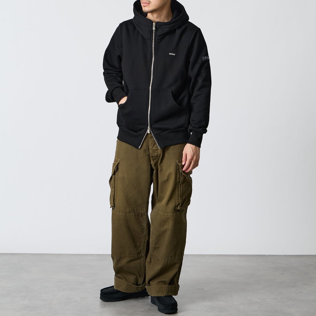 TATRAS [タトラス] 別注 TARAVO ワンポイントロゴジップパーカー [MCKA1178063968-JF] BLACK &&モデル身長：168cm 着用サイズ：2&&