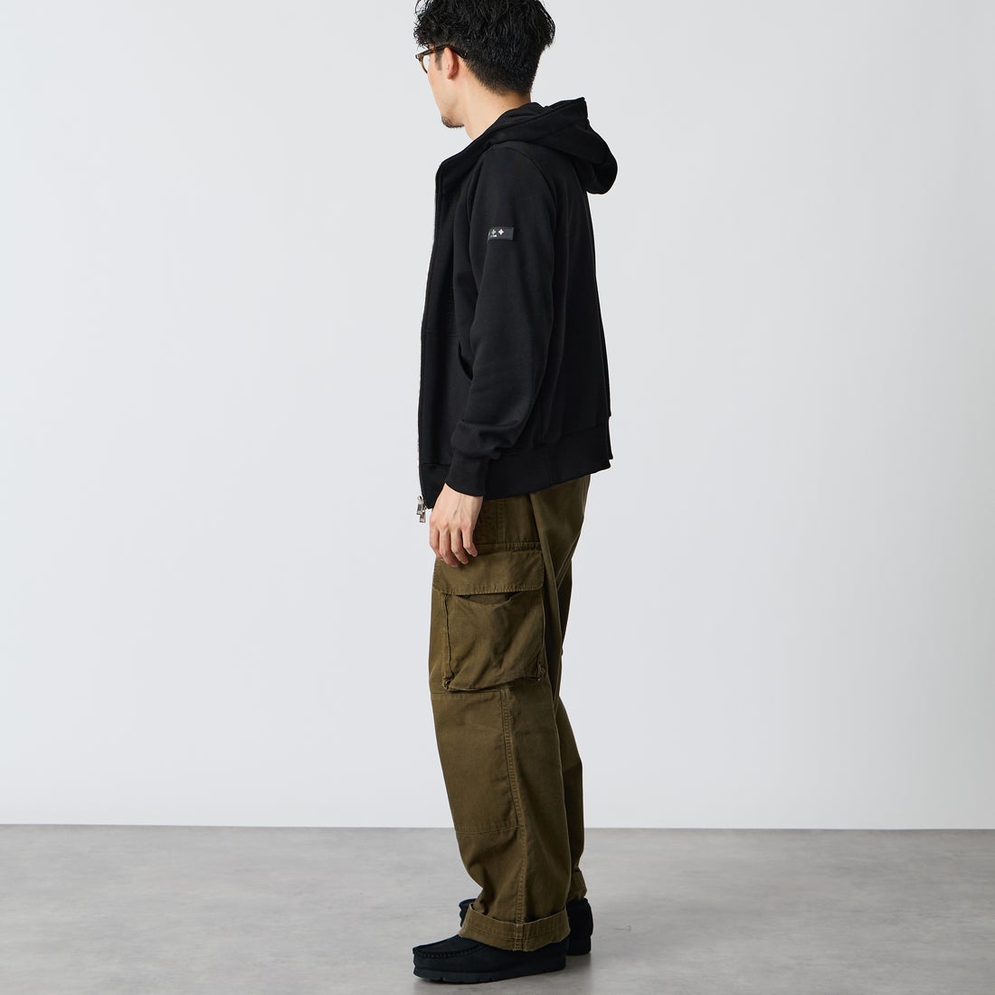 TATRAS [タトラス] 別注 TARAVO ワンポイントロゴジップパーカー [MCKA1178063968-JF] BLACK &&モデル身長：168cm 着用サイズ：2&&