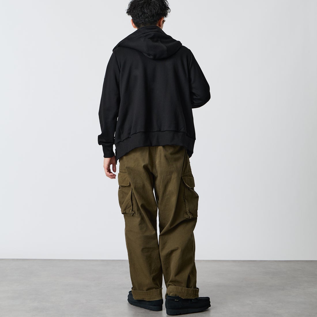 TATRAS [タトラス] 別注 TARAVO ワンポイントロゴジップパーカー [MCKA1178063968-JF] BLACK &&モデル身長：168cm 着用サイズ：2&&
