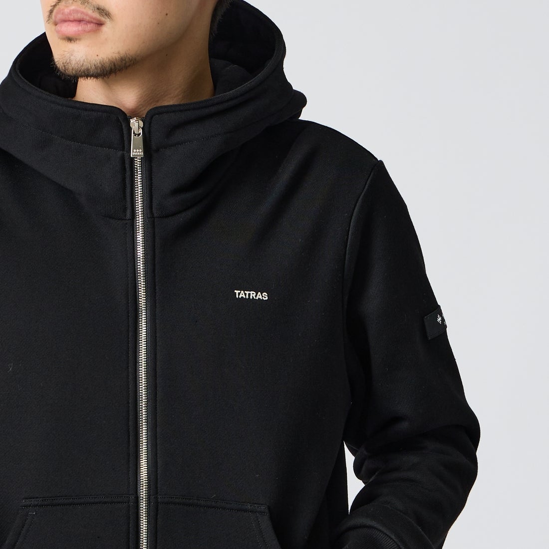 TATRAS [タトラス] 別注 TARAVO ワンポイントロゴジップパーカー [MCKA1178063968-JF] BLACK &&モデル身長：168cm 着用サイズ：2&&