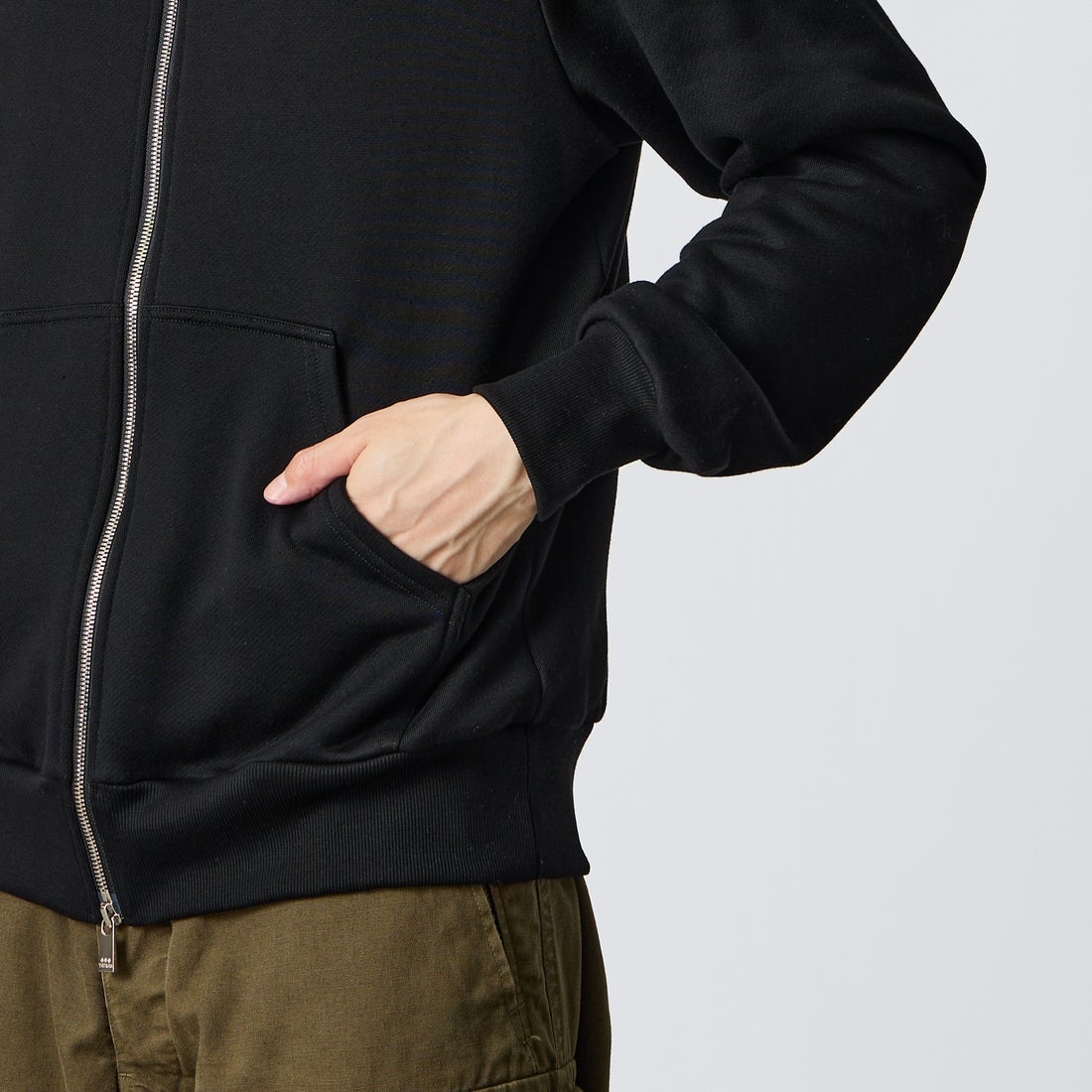 TATRAS [タトラス] 別注 TARAVO ワンポイントロゴジップパーカー [MCKA1178063968-JF] BLACK &&モデル身長：168cm 着用サイズ：2&&