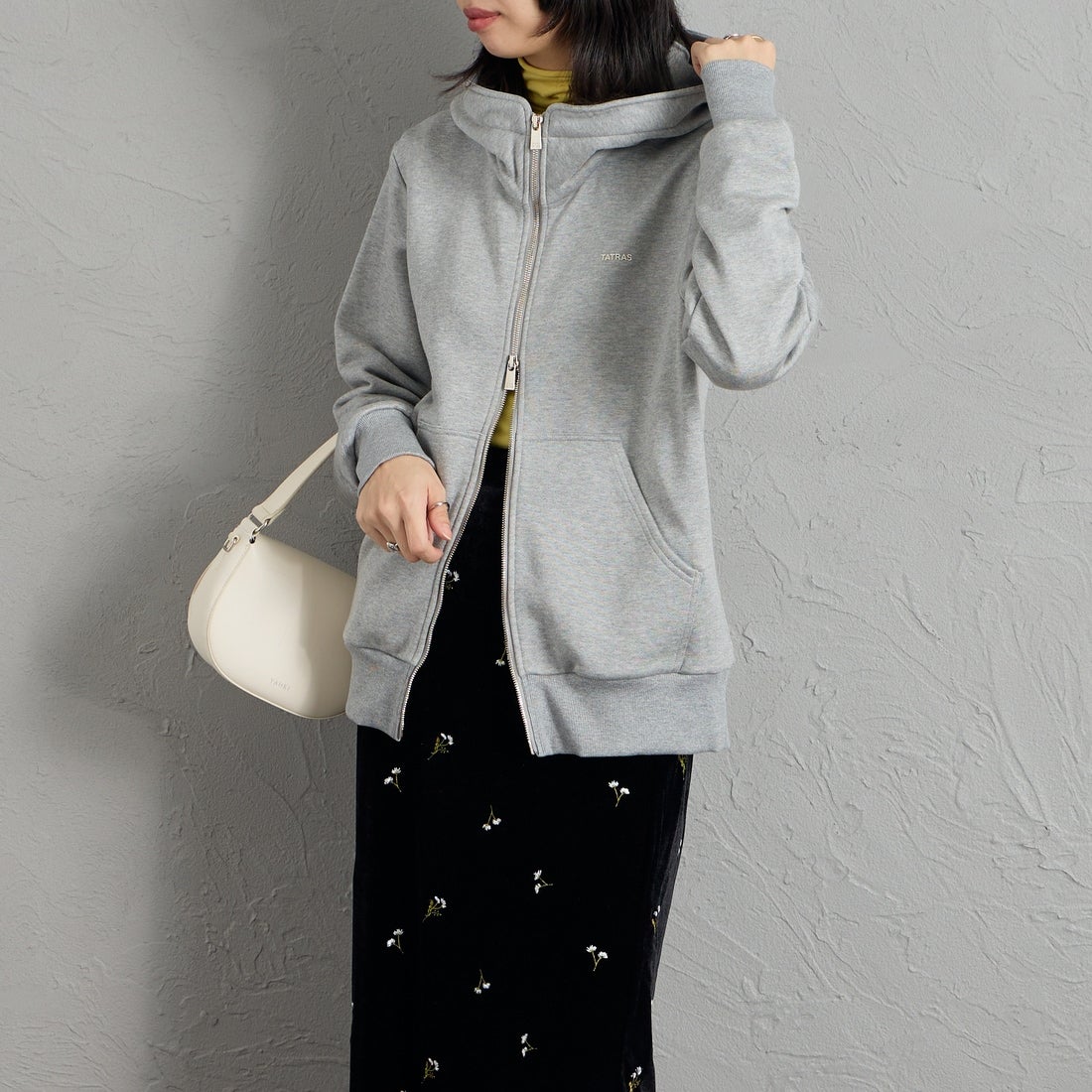 TATRAS [タトラス] 別注 TARAVO ワンポイントロゴジップパーカー [MCKA1178063968-JF] GRAY &&モデル身長：162cm 着用サイズ：1&&