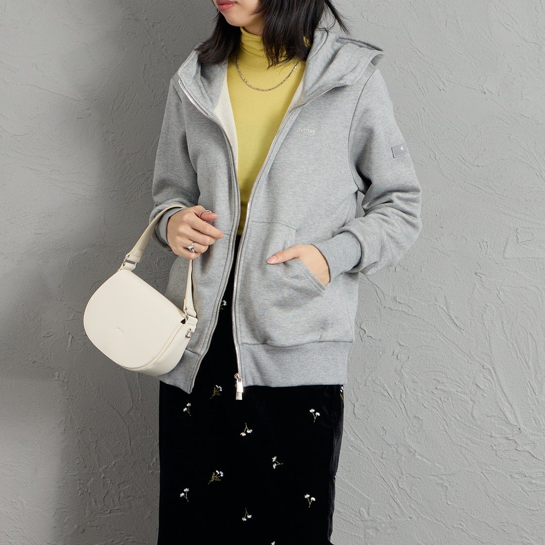 TATRAS [タトラス] 別注 TARAVO ワンポイントロゴジップパーカー [MCKA1178063968-JF] GRAY &&モデル身長：162cm 着用サイズ：1&&