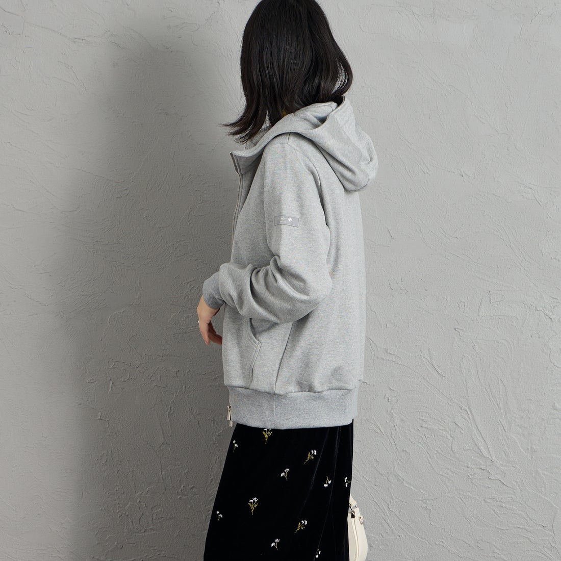 TATRAS [タトラス] 別注 TARAVO ワンポイントロゴジップパーカー [MCKA1178063968-JF] GRAY &&モデル身長：162cm 着用サイズ：1&&