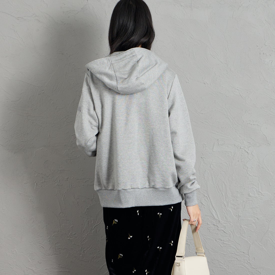 TATRAS [タトラス] 別注 TARAVO ワンポイントロゴジップパーカー [MCKA1178063968-JF] GRAY &&モデル身長：162cm 着用サイズ：1&&