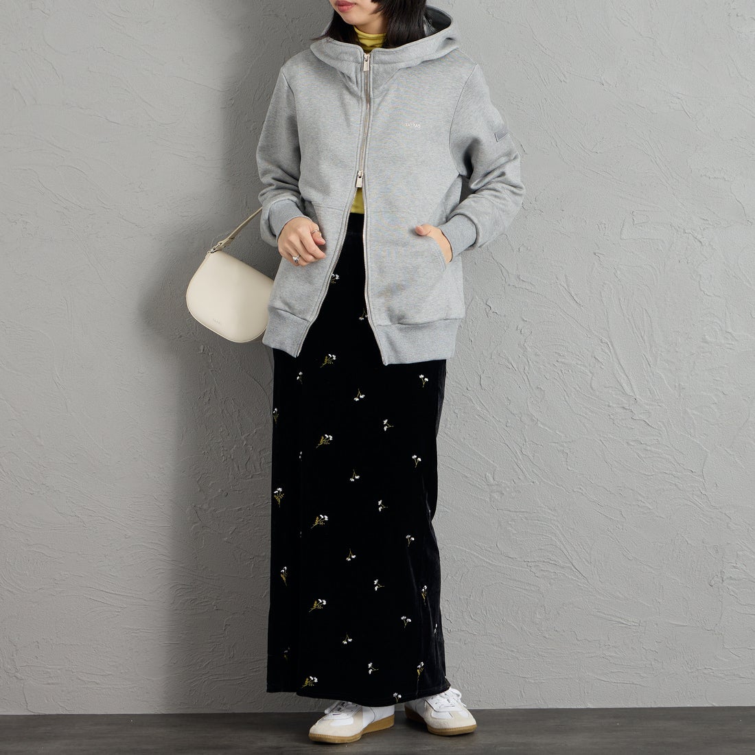 TATRAS [タトラス] 別注 TARAVO ワンポイントロゴジップパーカー [MCKA1178063968-JF] GRAY &&モデル身長：162cm 着用サイズ：1&&