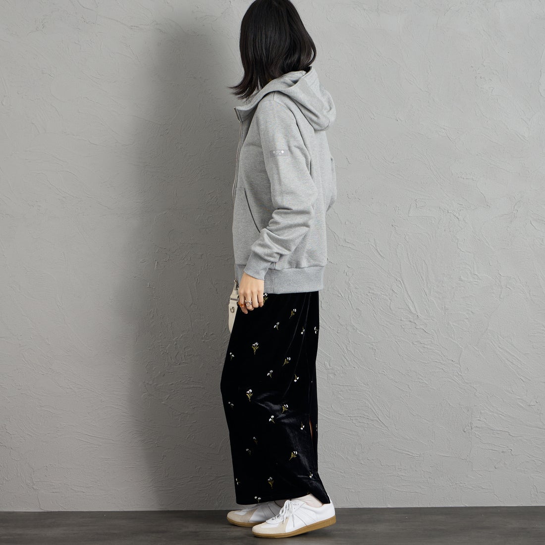 TATRAS [タトラス] 別注 TARAVO ワンポイントロゴジップパーカー [MCKA1178063968-JF] GRAY &&モデル身長：162cm 着用サイズ：1&&