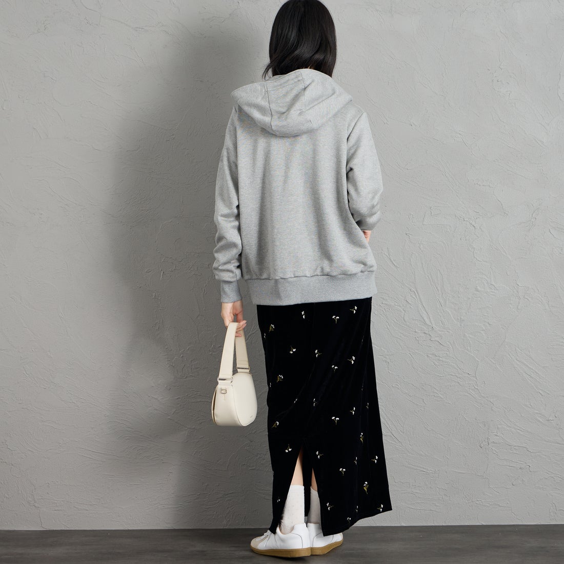 TATRAS [タトラス] 別注 TARAVO ワンポイントロゴジップパーカー [MCKA1178063968-JF] GRAY &&モデル身長：162cm 着用サイズ：1&&