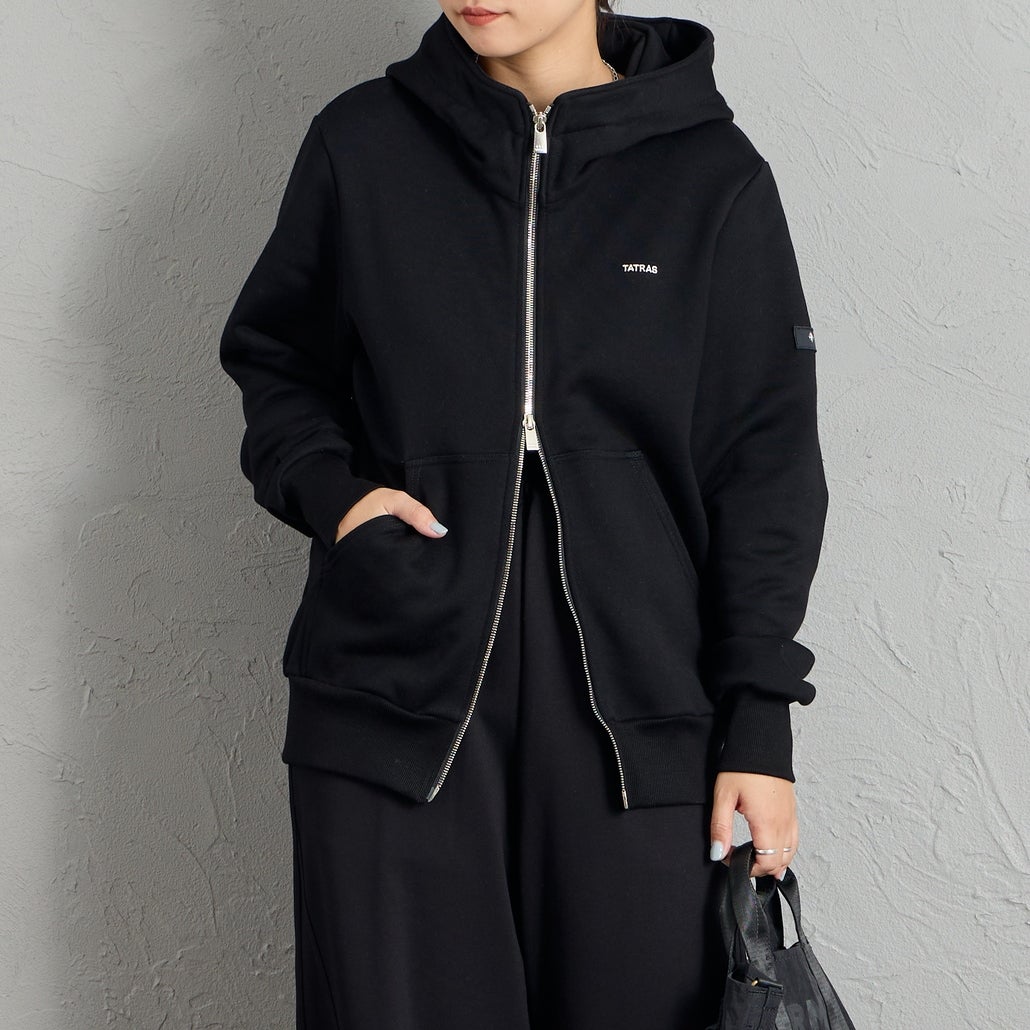 TATRAS [タトラス] 別注 TARAVO ワンポイントロゴジップパーカー [MCKA1178063968-JF] BLACK &&モデル身長：156cm 着用サイズ：1&&