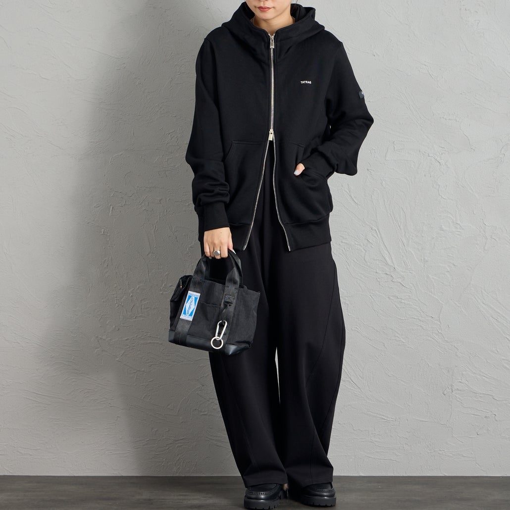 TATRAS [タトラス] 別注 TARAVO ワンポイントロゴジップパーカー [MCKA1178063968-JF] BLACK &&モデル身長：156cm 着用サイズ：1&&