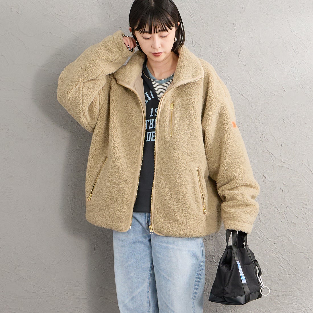 UNIVERSAL OVERALL [ユニバーサルオーバーオール] 別注 パイピング ボアジャケット [U2632400IN-JF] TAUPE &&モデル身長：150cm 着用サイズ：F&&