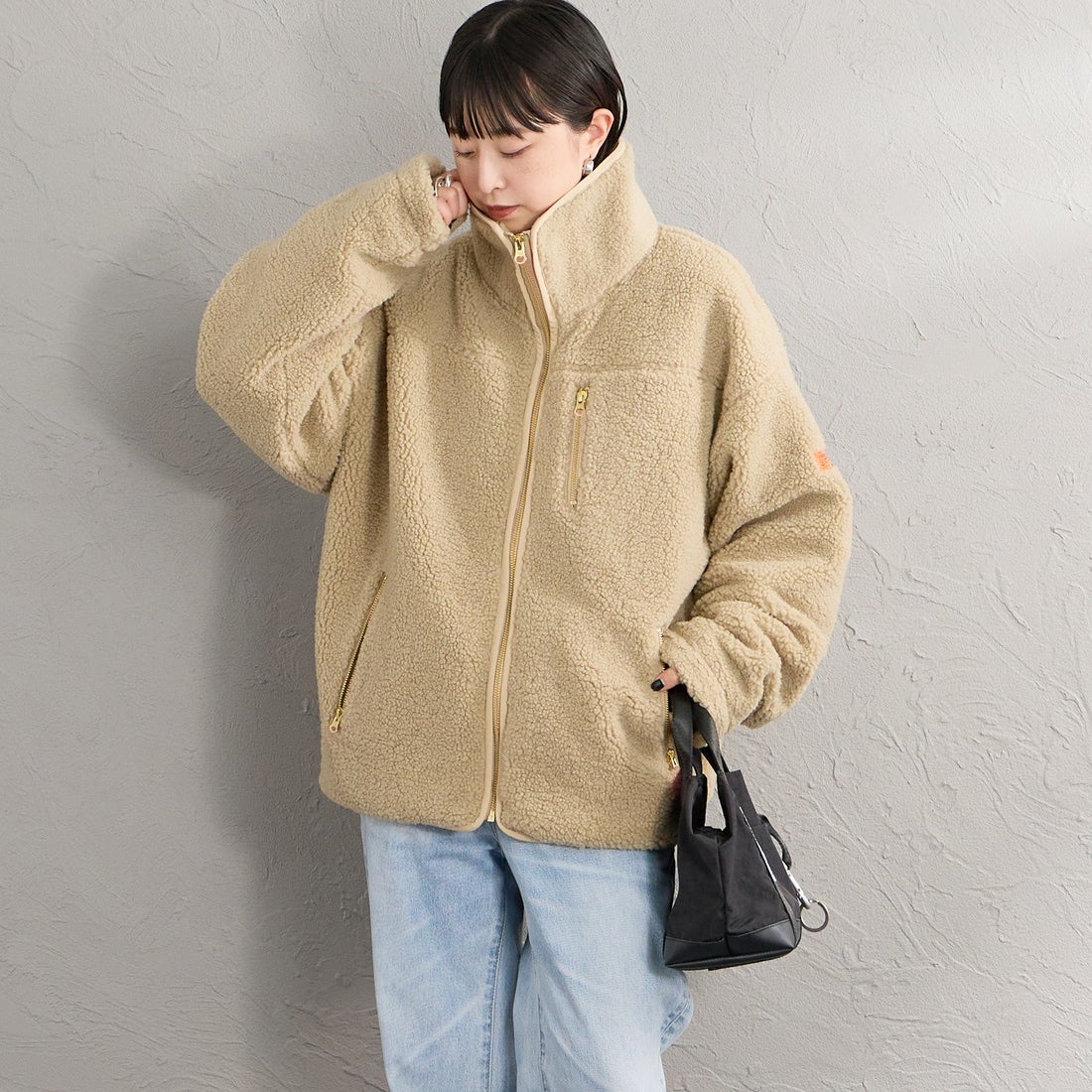 UNIVERSAL OVERALL [ユニバーサルオーバーオール] 別注 パイピング ボアジャケット [U2632400IN-JF] TAUPE &&モデル身長：150cm 着用サイズ：F&&