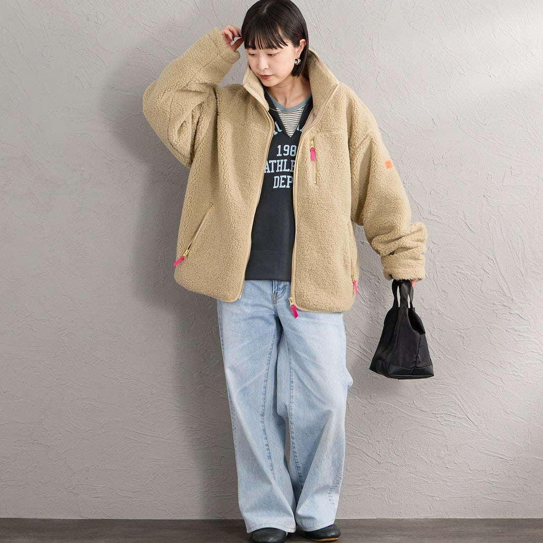 UNIVERSAL OVERALL [ユニバーサルオーバーオール] 別注 パイピング ボアジャケット [U2632400IN-JF] TAUPE &&モデル身長：150cm 着用サイズ：F&&