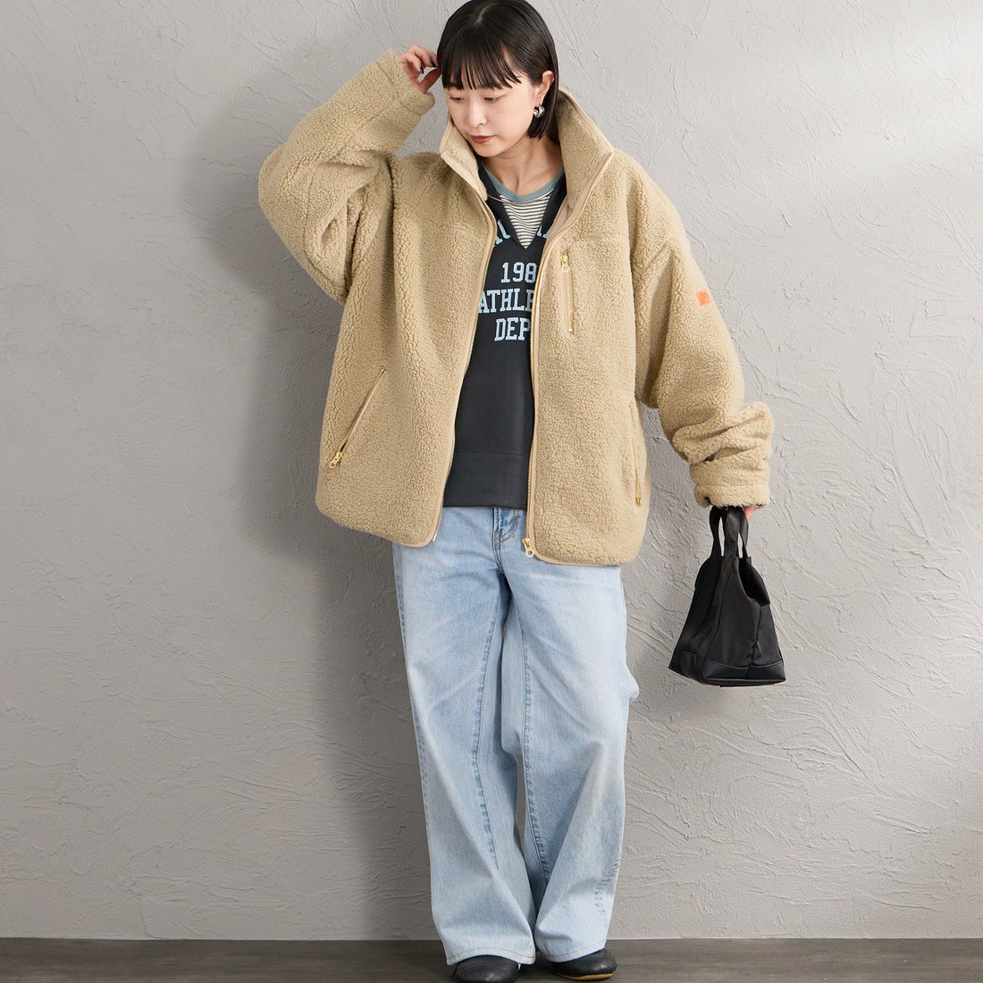 UNIVERSAL OVERALL [ユニバーサルオーバーオール] 別注 パイピング ボアジャケット [U2632400IN-JF] TAUPE &&モデル身長：150cm 着用サイズ：F&&
