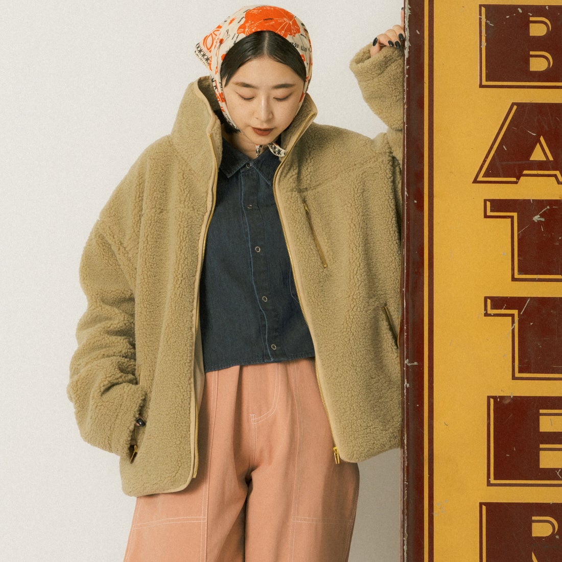 UNIVERSAL OVERALL [ユニバーサルオーバーオール] 別注 パイピング ボアジャケット [U2632400IN-JF] TAUPE &&モデル身長：150cm 着用サイズ：F&&