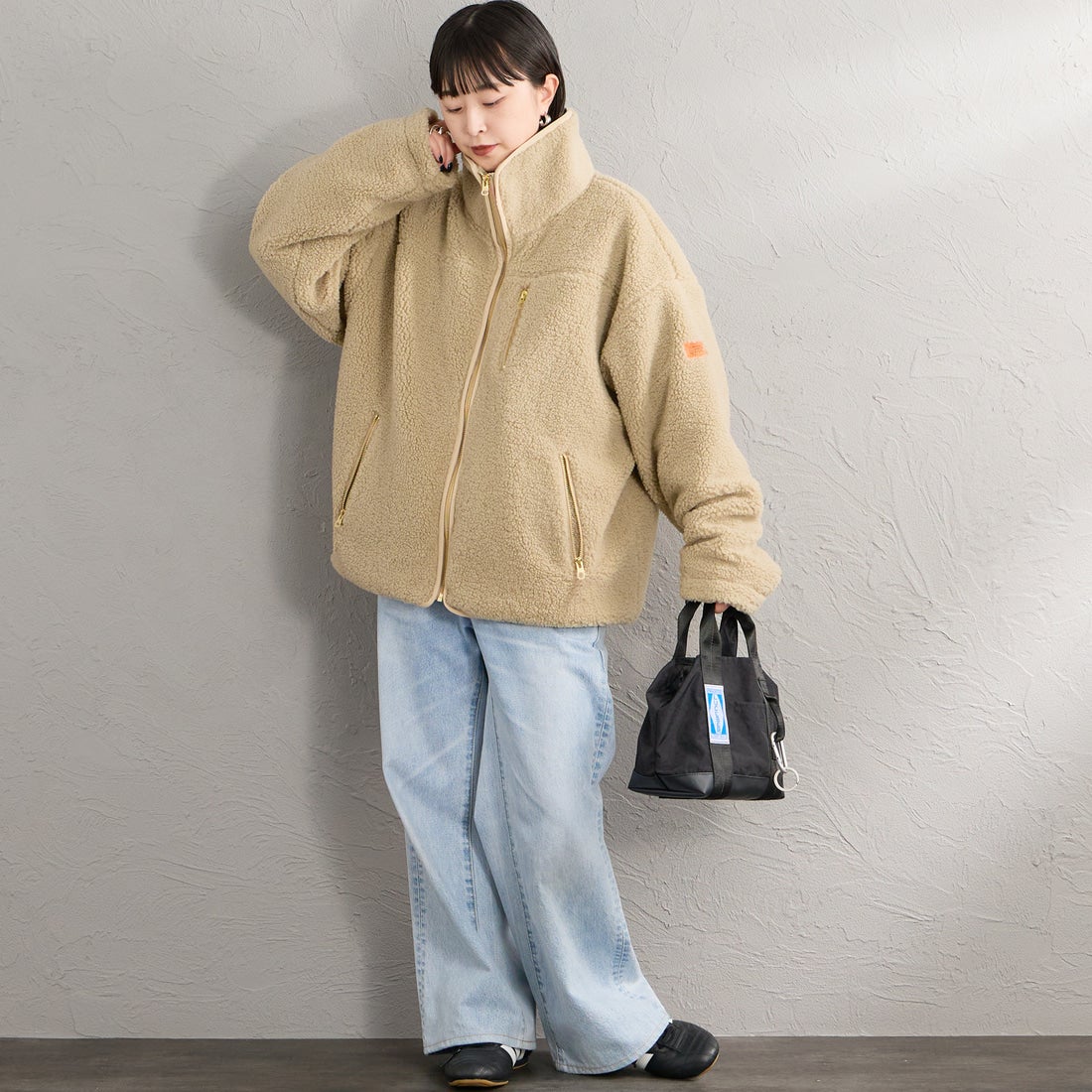 UNIVERSAL OVERALL [ユニバーサルオーバーオール] 別注 パイピング ボアジャケット [U2632400IN-JF] TAUPE &&モデル身長：150cm 着用サイズ：F&&
