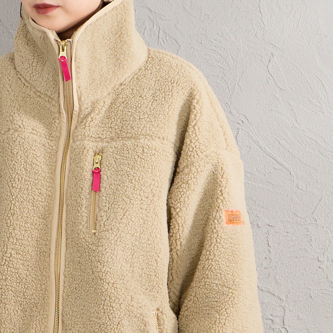 UNIVERSAL OVERALL [ユニバーサルオーバーオール] 別注 パイピング ボアジャケット [U2632400IN-JF] TAUPE &&モデル身長：150cm 着用サイズ：F&&