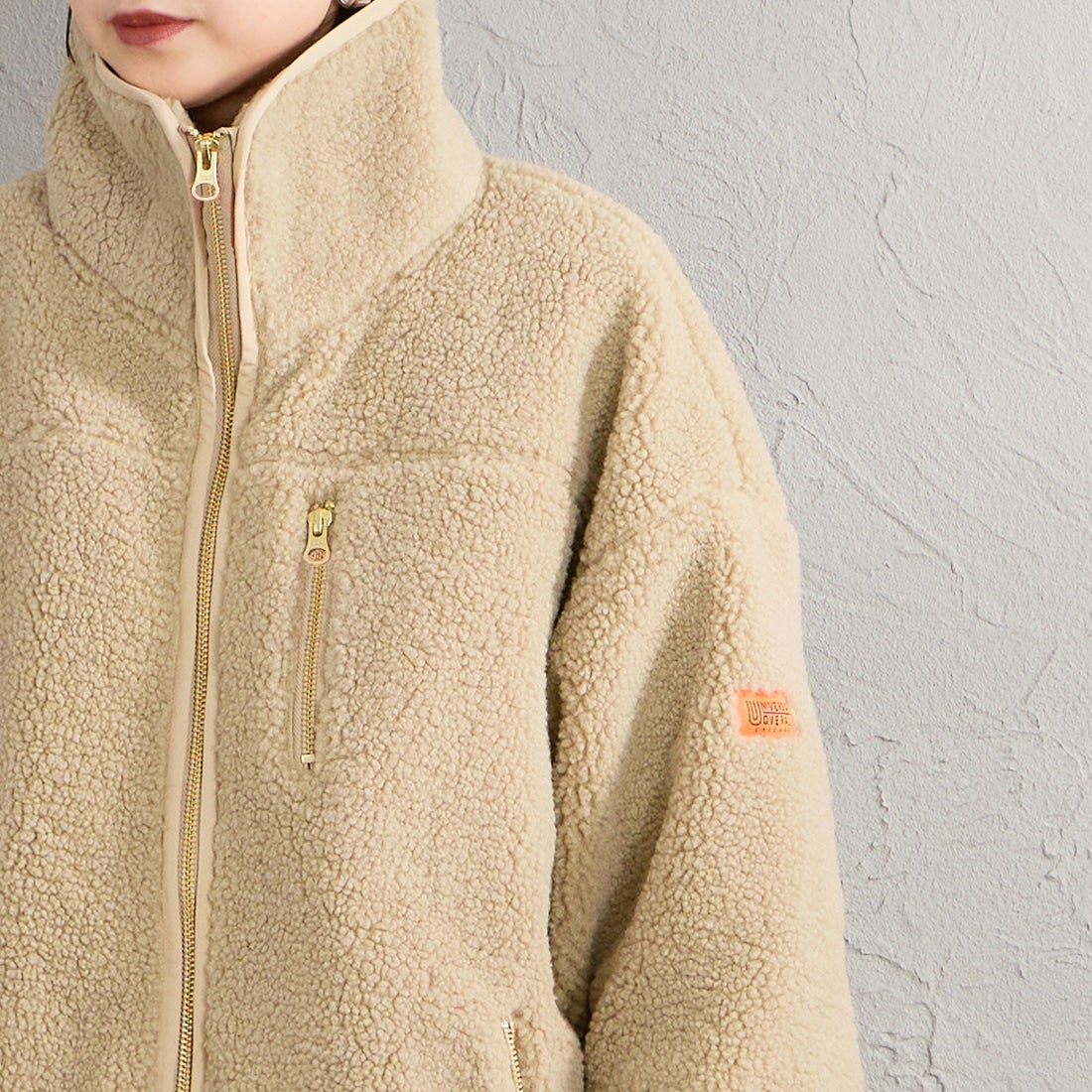UNIVERSAL OVERALL [ユニバーサルオーバーオール] 別注 パイピング ボアジャケット [U2632400IN-JF] TAUPE &&モデル身長：150cm 着用サイズ：F&&