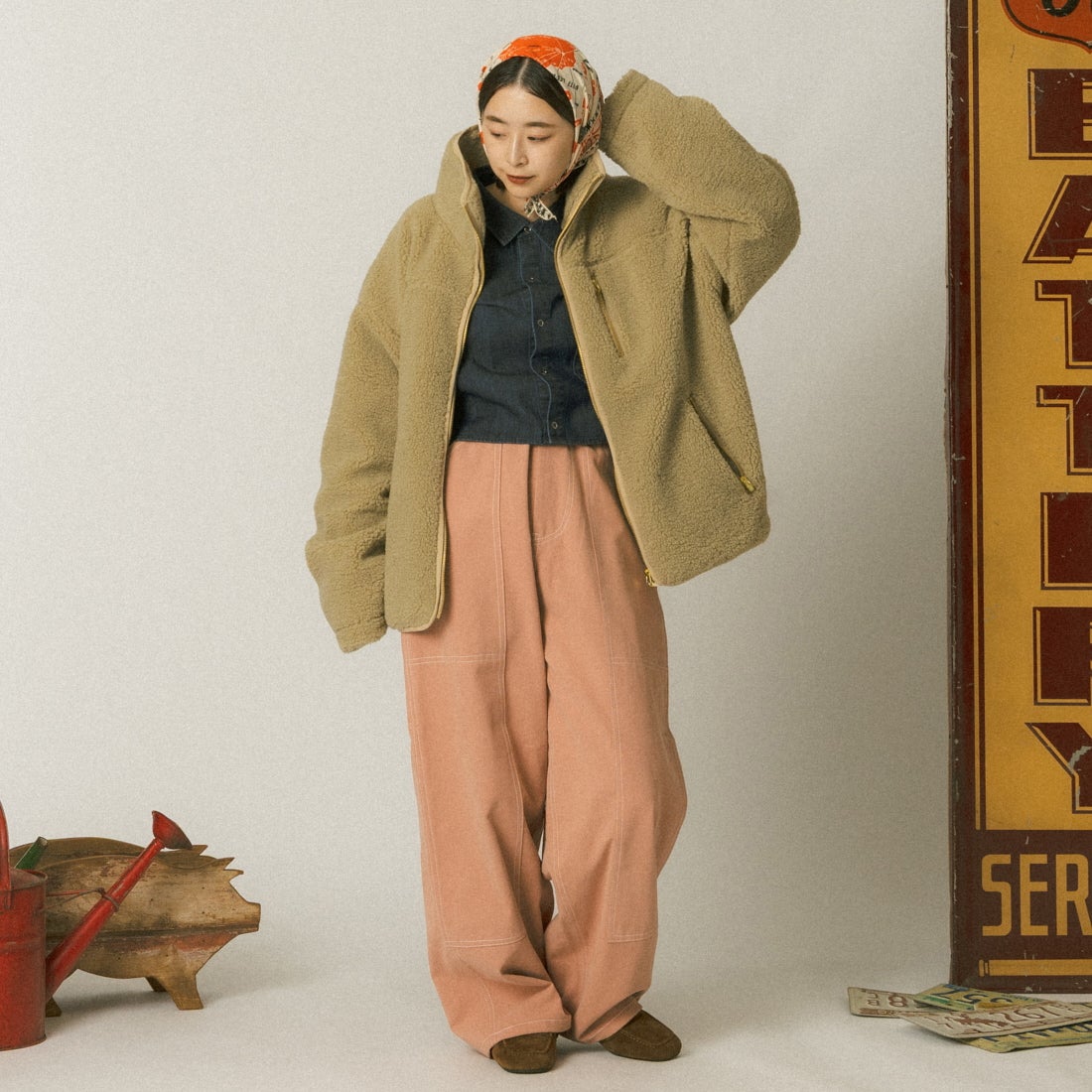 UNIVERSAL OVERALL [ユニバーサルオーバーオール] 別注 パイピング ボアジャケット [U2632400IN-JF] TAUPE &&モデル身長：150cm 着用サイズ：F&&
