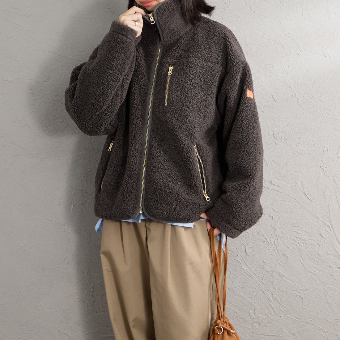 UNIVERSAL OVERALL [ユニバーサルオーバーオール] 別注 パイピング ボアジャケット [U2632400IN-JF] CHARCOAL &&モデル身長：162cm 着用サイズ：F&&