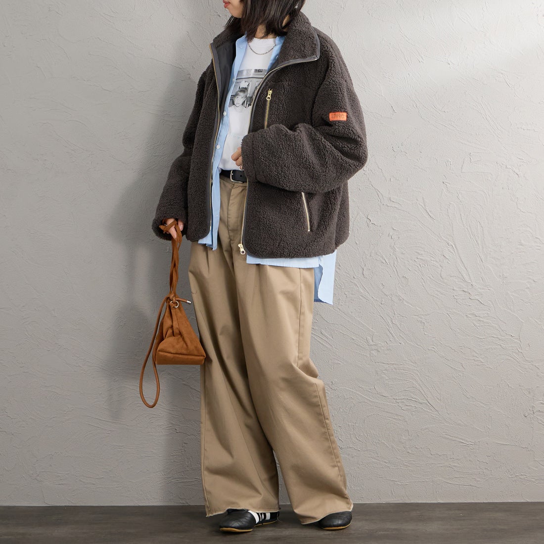 UNIVERSAL OVERALL [ユニバーサルオーバーオール] 別注 パイピング ボアジャケット [U2632400IN-JF] CHARCOAL &&モデル身長：162cm 着用サイズ：F&&