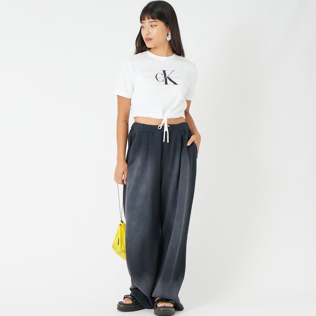 Calvin Klein [カルバンクライン] ショートスリーブモノグラムロゴTシャツ [47G288G] YAF &&モデル身長：162cm 着用サイズ：XS&&